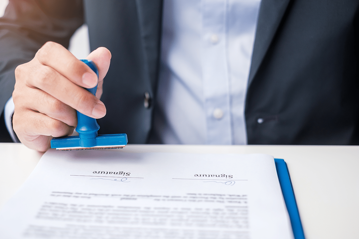 Sello de hombre de negocios durante la firma de contrato document.Business contrato, aprobar, asociación, acuerdo de contrato y los conceptos de garantía de calidad
